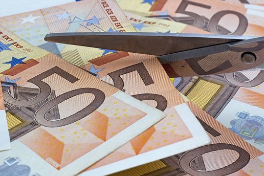 Πληθωριστικό «κούρεμα» καταθέσεων