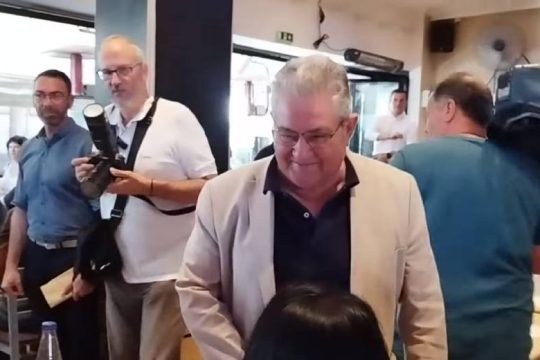 Μεζεδοπωλείο στο Αιγάλεω διάλεξε ο Δ. Κουτσούμπας για χαλάρωση πριν τις εκλογές