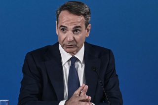Η «βολική» ασθένεια Μητσοτάκη