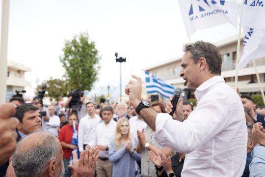 Αυτοδιαψεύδεται με έπαρση