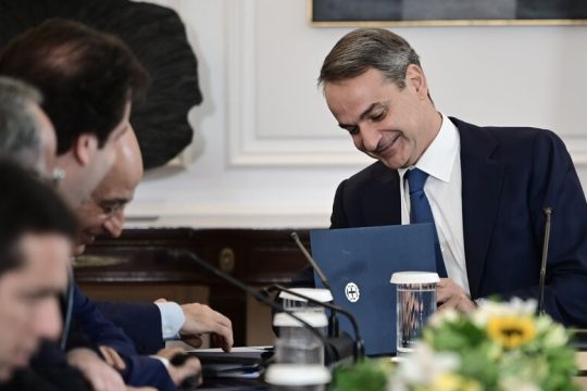 «Μπαλώματα» στο ΕΚΑΒ και υπουργοί με… φάκελο