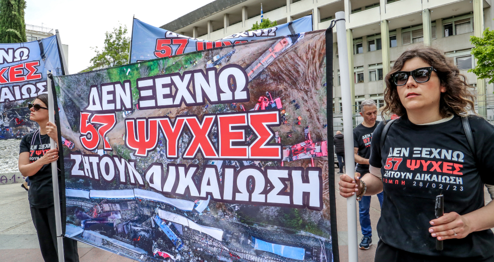 Τέμπη: Αναπάντητα παραμένουν τα ερωτήματα των συγγενών