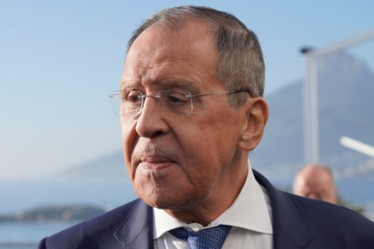 Λαβρόφ: Εγκλήματα πολέμου από το Κίεβο, «σχιζοφρένεια» από τη Δύση