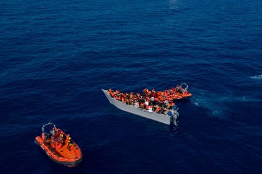 Πλοιάριο με πρόσφυγες, ακυβέρνητο στην κεντρική Μεσόγειο