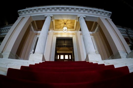 Το νέο πρωθυπουργικό γραφείο και οι καραμπόλες εντός κυβέρνησης