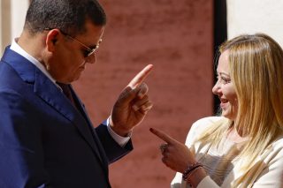 Η Ιταλία ανακατεύει την τράπουλα στη Λιβύη