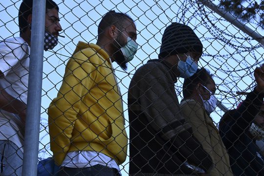 Μετανάστες σε δομή