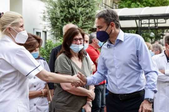 Με προεκλογικές υποσχέσεις για την υγεία στον «Άγιο Σάββα» – «Θερμή» η υποδοχή των εργαζομένων