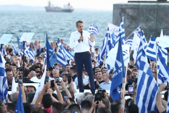 Δεξιά στροφή Μητσοτάκη στα τελευταία μέτρα της κούρσας