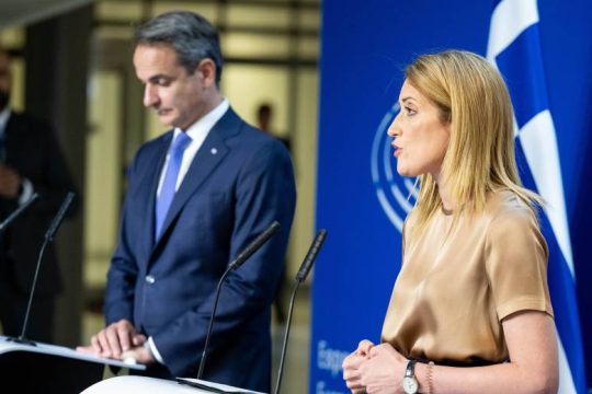 Ο Κ. Μητσοτάκης έφυγε τρέχοντας μετά από ερώτηση για τις ευθύνες του ναυαγίου