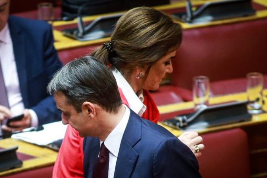Και εκβιάζουν και παίζουν επικίνδυνα παιχνίδια