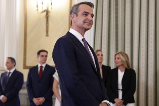 Ορκίστηκε και ανακοινώνει κυβέρνηση