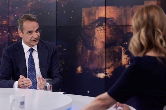 Πιστοποιητικά εθνικοφροσύνης από βουλευτές του ΣΥΡΙΖΑ ζητά ο Μητσοτάκης