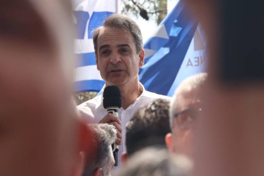Εκστρατεία «συμπίεσης» των κομμάτων στα δεξιά του