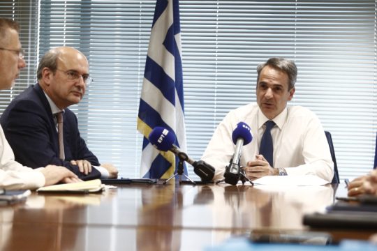 Εκκίνηση με αφορολόγητο και αυξήσεις στο Δημόσιο