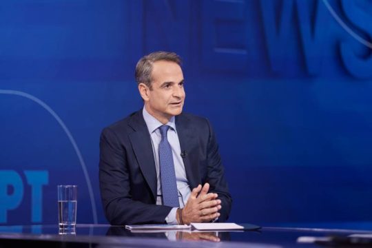 Ποντάρει στον φόβο, εκβιάζει αυτοδυναμία