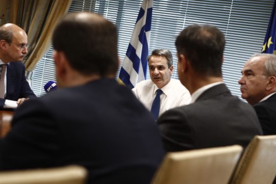 Πολλοί μπλε φάκελοι, ισχνό περιεχόμενο