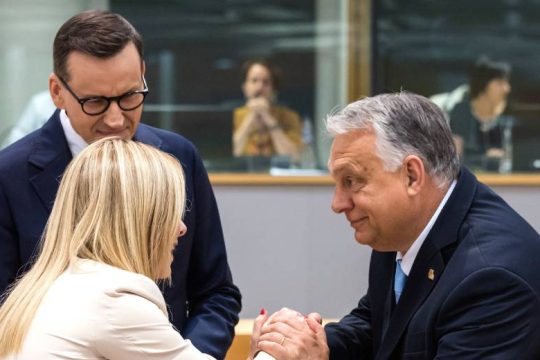 Politico: Η Ευρώπη κάνει στροφή προς τα δεξιά και αλλάζει και την Ε.Ε.