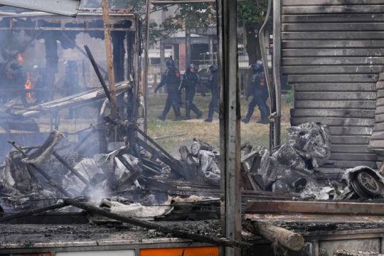 Απαγόρευση κυκλοφορίας σε πολλές περιοχές καθώς εξαπλώνονται τα επεισόδια στη Γαλλία