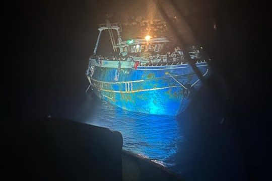 Πληθαίνουν οι μαρτυρίες για ρυμούλκηση του μοιραίου σκάφους από το Λιμενικό
