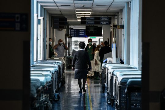 «Γυμνό» το Εθνικό Σύστημα Υγείας, απροστάτευτοι οι πολίτες