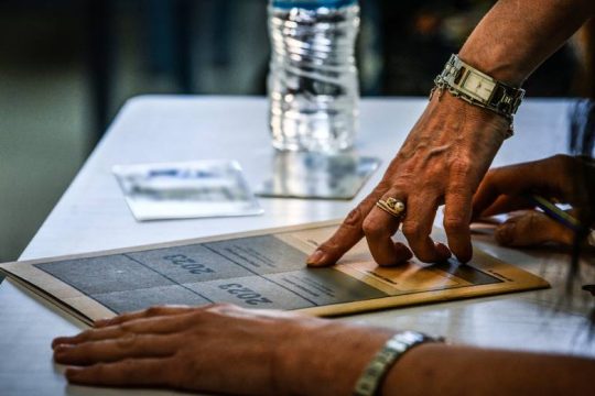 Εισαγγελική έρευνα για υποψήφιο στις Πανελλαδικές που πιάστηκε με «ψείρα» στο αφτί