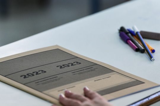 Εισαγγελέας για το σκονάκι με «κοριό» στις πανελλαδικές