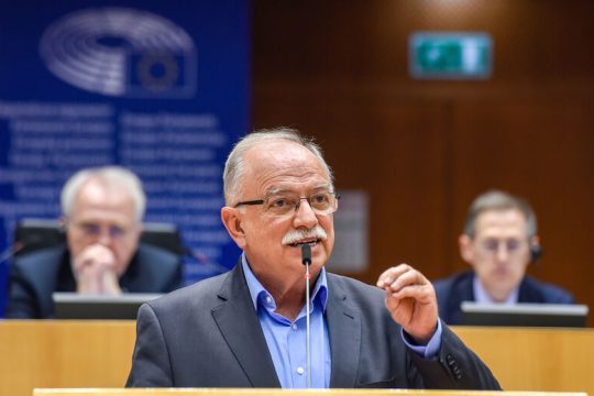 Παπαδημούλης: Η Κομισιόν επιβεβαιώνει έρευνα για αναθέσεις 2,5 δισ. από το Ταμείο Ανάκαμψης