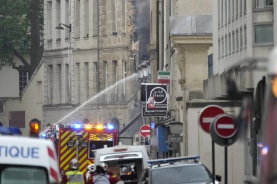 Διασώστες αναζητούν έναν αγνοούμενο μετά την έκρηξη στο Παρίσι