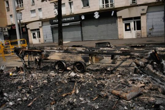 Εκκλήσεις για «ηρεμία» εν μέσω χάους για τη δολοφονία του 17χρονου στο Παρίσι