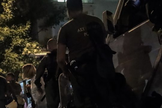 Μολότοφ τη νύχτα έξω από τη Χαριλάου Τρικούπη