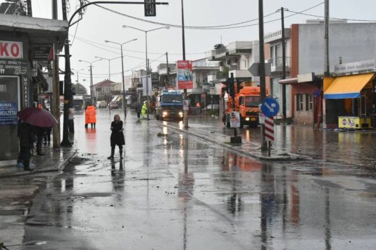 Διακοπές ρεύματος και κλειστοί δρόμοι στην Αιγιάλεια λόγω της κακοκαιρίας