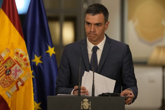 Υποχωρούν οι Σοσιαλιστές, προελαύνει η (ακρο)δεξιά