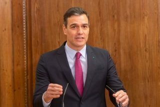 Κλείνει η ψαλίδα μεταξύ Δεξιάς και Σοσιαλιστών