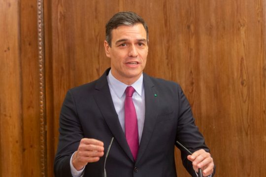 Κλείνει η ψαλίδα μεταξύ Δεξιάς και Σοσιαλιστών