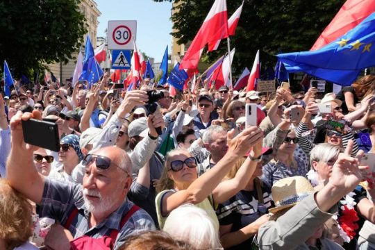 Μισό εκατομμύριο πολίτες σε αντικυβερνητική διαδήλωση στη Βαρσοβία
