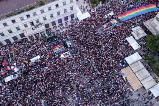 Η ΕΛ.ΑΣ. στο Pride: Χημικά και… «επιπλήξεις» σε ακροδεξιούς τραμπούκους