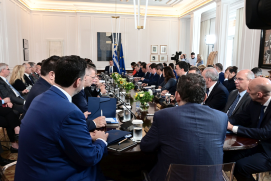 Μεγαλοστομίες, υποσχέσεις και πάλι «απλή αναλογική» στο πρώτο υπουργικό