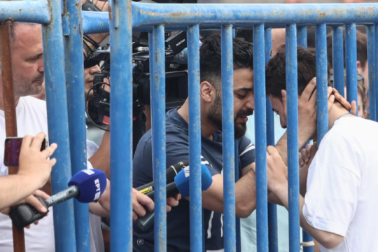 Ψήγματα χαράς μέσα στον θρήνο – Βρήκε τον αδελφό του που θεωρούσε νεκρό [Βίντεο]