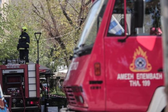 Πυρκαγιά σε διαμέρισμα στην Αθήνα, ένας νεκρός από αναθυμιάσεις