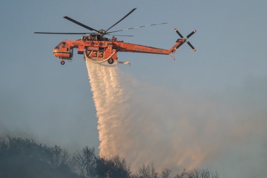 Οριοθετήθηκε η πυρκαγιά στην Αρτέμιδα