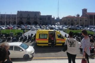 Επιστρατεύθηκαν… ασθενοφόρα και ισχυρές αστυνομικές δυνάμεις για τον «πόλεμο» της ξαπλώστρας στη Ρόδο