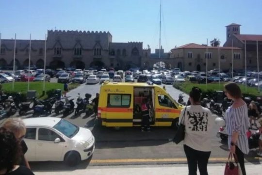 Επιστρατεύθηκαν… ασθενοφόρα και ισχυρές αστυνομικές δυνάμεις για τον «πόλεμο» της ξαπλώστρας στη Ρόδο