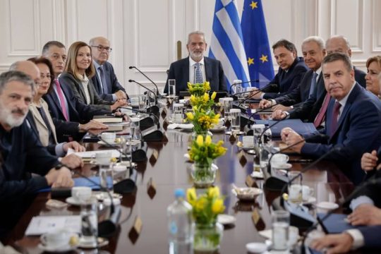 Μήνυμα ανοχής από Σαρμά, νέες διαστρεβλώσεις από Σκέρτσο