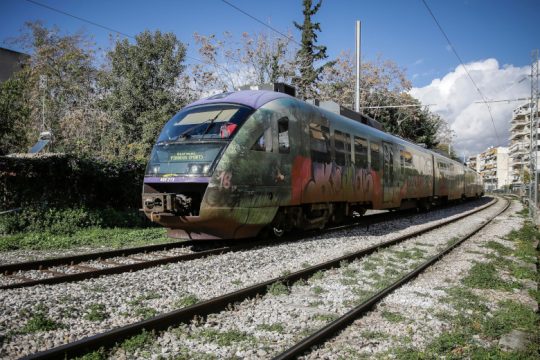 «Δεν έπεσαν οι μπάρες»: Τι καταγγέλλει ο οδηγός του φορτηγού που συγκρούστηκε με το τρένο