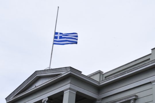 Σε τριήμερο εθνικό πένθος η χώρα λόγω του πολύνεκρου ναυαγίου