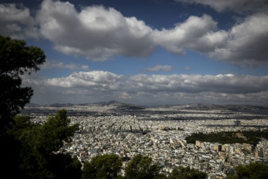 Συννεφιασμένη Κυριακή με τοπικές βροχές