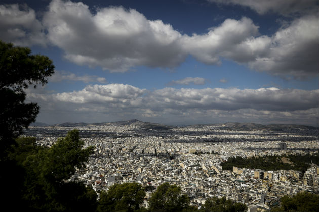 Συννεφιασμένη Κυριακή με τοπικές βροχές