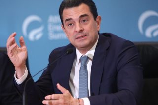 Με ψαλιδισμένες αρμοδιότητες και ελαφρύτερο χαρτοφυλάκιο