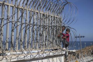 «Στο κενό» η ξενοφοβική ονείρωξη των Τόρις